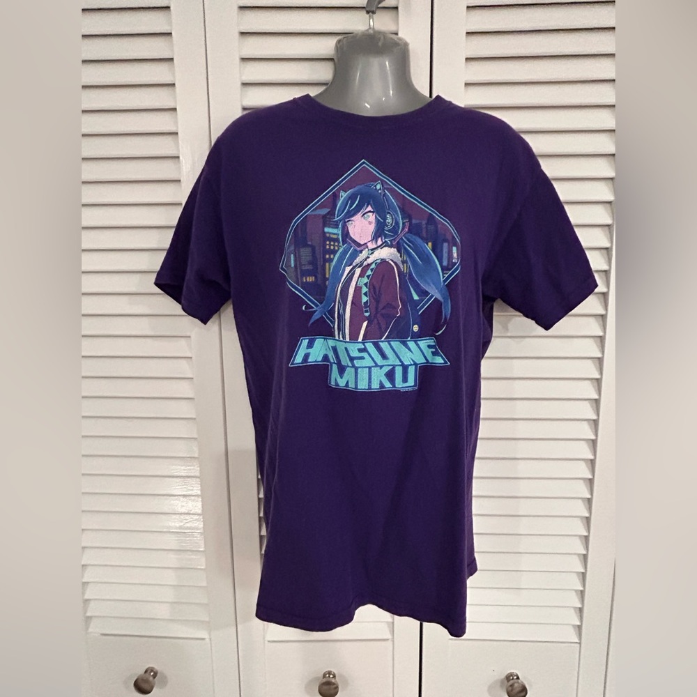 Hatsune Miku medium T-shirt - purple -good condition
